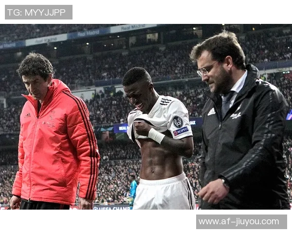 维尼修斯与女友甜蜜互动内马尔点赞称赞这个男孩深深爱着她